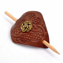 [06 HS 1 St-B.br.kel] Kleine Leder-Haarspange mit Holzstift – keltisches, wikingerzeitliches oder Knotenmuster (braun, keltisch)