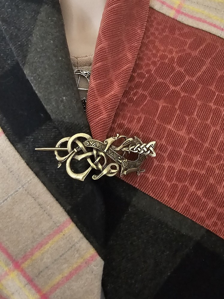 Keltische Gewandspange „Celtic Reptil“ – messingfarbene Brosche mit Knotennadel, auch als Haarspange nutzbar