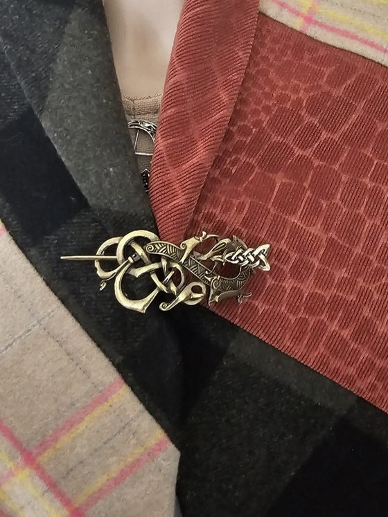 Keltische Gewandspange „Celtic Reptil“ – messingfarbene Brosche mit Knotennadel, auch als Haarspange nutzbar