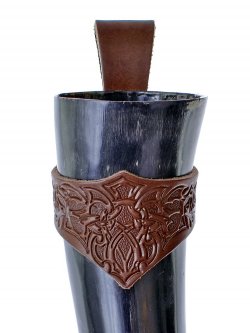 Trinkhorn mit Rindsleder-Halter 'Tribal'