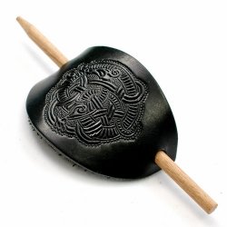 Kleine mittelalterliche Leder-Haarspange mit Holzstift – Wikinger-, Knoten- oder Keltisches Motiv