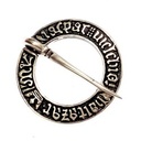 Mittelalterliche Fürspange mit Schriftzug aus Bronze - Ø 2,8 cm