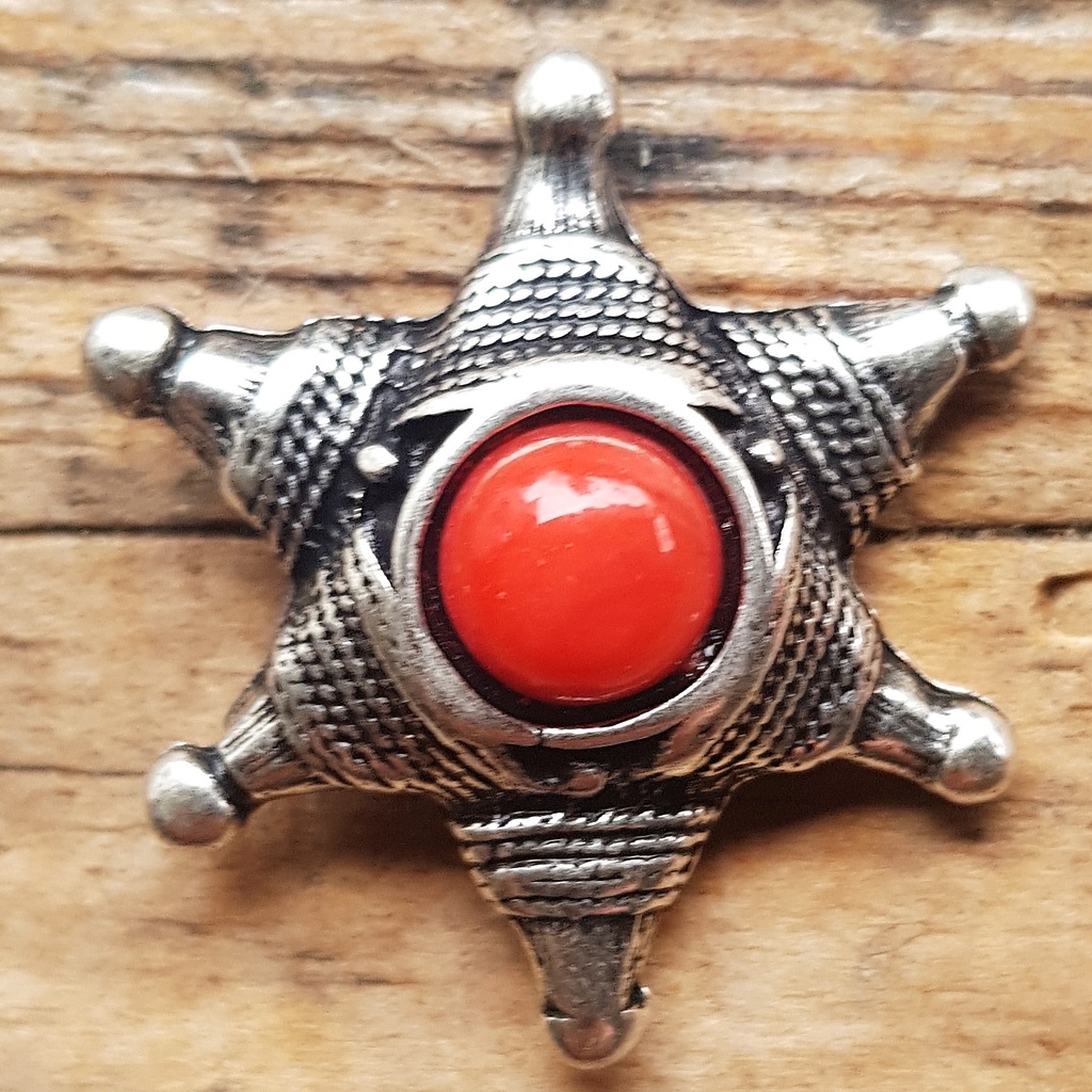 gebundenes Hexagramm, silberne Zierniete mit roter Kunst-Perle