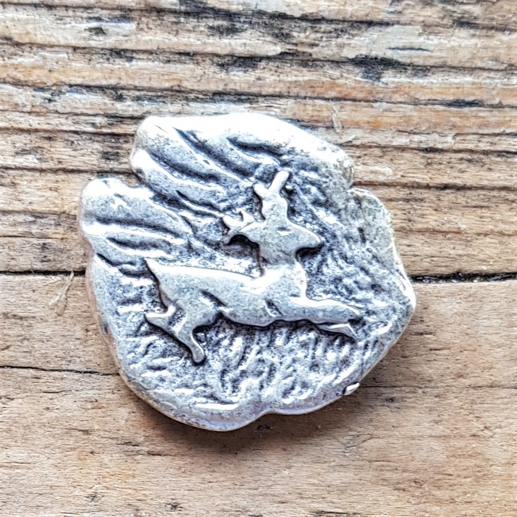 Fliehender Bock, silberne Zierniete