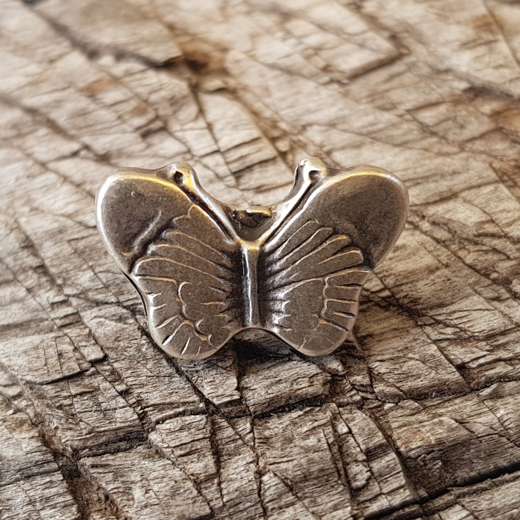 kleiner Schmetterling, silberfarbener Beschlag