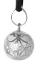 Schmuckstück  Weiße Klangkugel ARIANA Ø 1.2 cm Zarte Ornamente Silber 2.2 cm