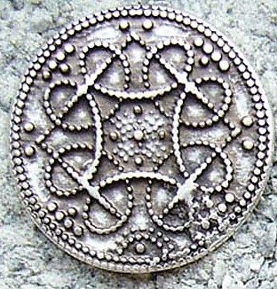 [N-213-1] Birka Concho silberfarben – Wikingerzeitlicher Zierbeschlag mit Punktornament