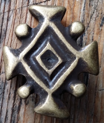 [N-253-21] Isländisches Königssymbol altmessing – 34 mm Mittelalter-Zierbeschlag für Gürtel & Rüstungen im nordischen Stil