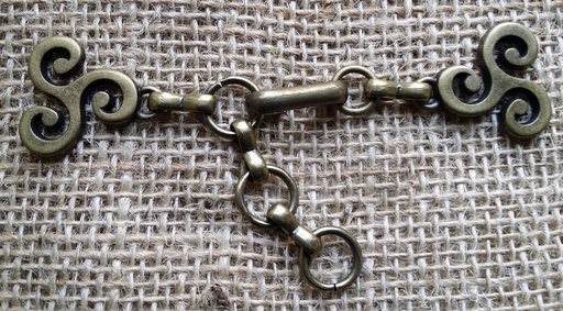 [33724] Kleine Triskele altmessingfarben – Keltischer Mantelverschluss mit Triskel-Symbol & Kette für LARP & Mittelalter