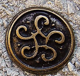[32834] kleiner keltischer Wirbelknoten, altmessingfarben
