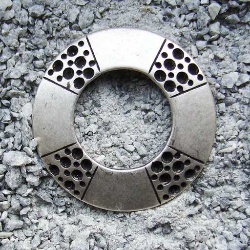 [N-113-1] Zierbeschlag „Ringschild“ – Silberfarbener, großer nordischer Ring mit Nietenstruktur