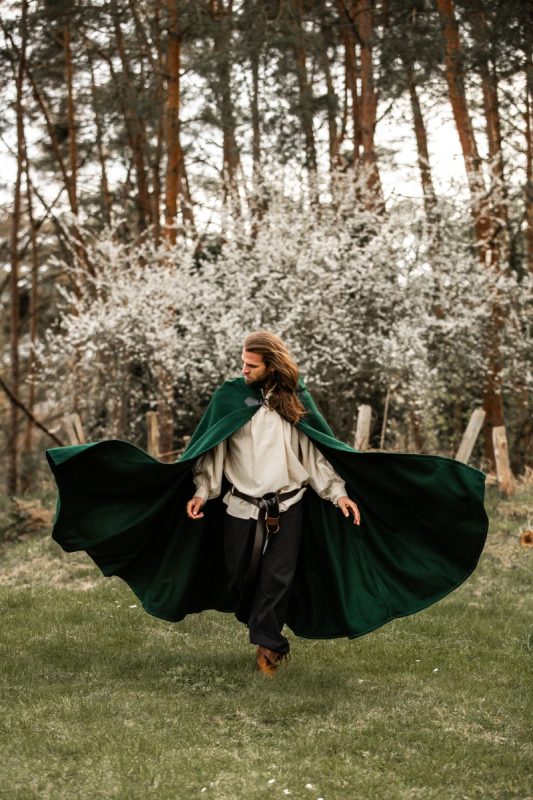 Wollumhang mit Wolfsschließe "Tjark" in Grün – Naturverbundenes Accessoire für Mittelalter und LARP