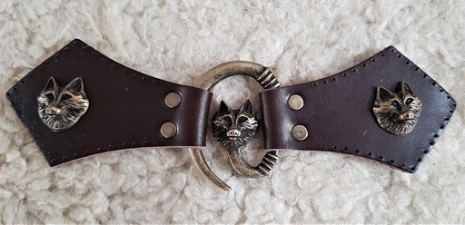 [VLN-287-21] Wolfskopf Mantel-Verschluß, altmessing mit Befestigungsleder mit Wolf-Ziernieten