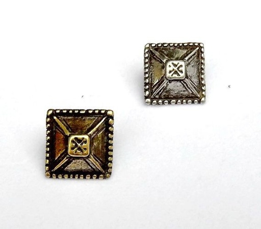 [08 Ma-0 Pyramide] Mittelalterliche Zierniete „Pyramide“ (XS) – Spätmittelalterlicher Gürtelbeschlag in quadratischer Form