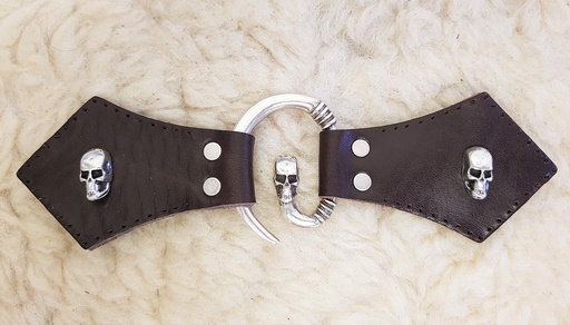 [VLN-154-1] Totenkopf Mantel-Verschluß, silbern mit Befestigungsleder mit Totenkopf-Ziernieten