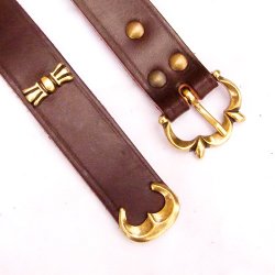 Hochmittelalter Ledergürtel mit Riemenende und Ziernieten, 3,0 cm breit