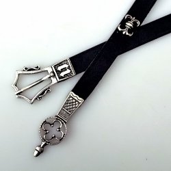 Spätmittelalter Ledergürtel mit Riemenende und Ziernieten 1,5 cm 1390 - 1420 - Accessoire für Mittelalter Reenactment, Larp & Fantasy Gewandung