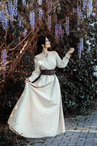 [4833h] Bodenlanges Langarmkleid „Mechthild“ – Schlichte Eleganz in Hanffarben