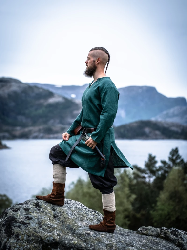 Lange Tunika Halvar Grün- 100% Leinen - Gewand für Mittelalter, Larp und Reenactment