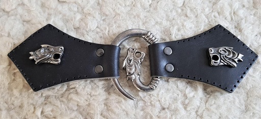 Drachenkopf-Mantel-Verschluß, eisenfarben, mit Befestigungsleder und Drachenkopf-Zierniete